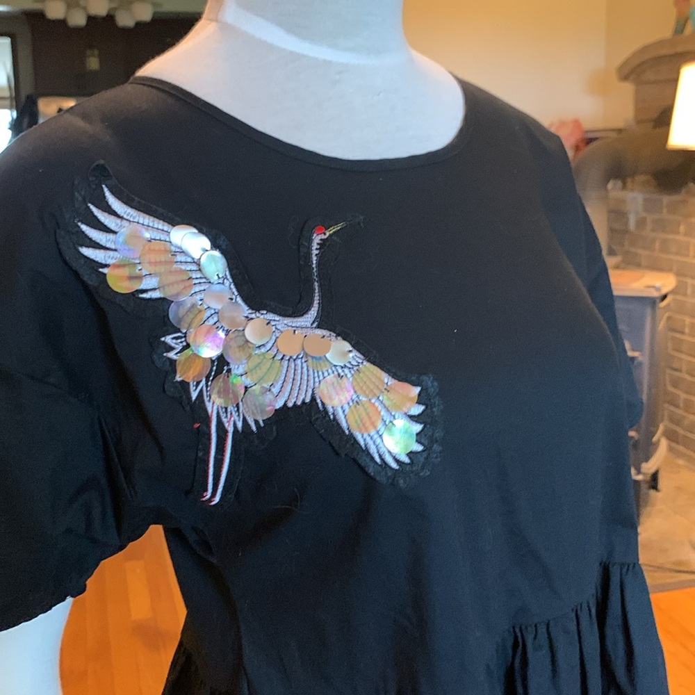 POTTER’S POT BLACK SHORT SLEEVES DRESS WITH EMBROIDERED CRANE WITH PAILLETTES